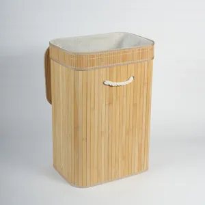 Vista detallada de la cesta de ropa de bambú plegable con textura natural y cuerda.