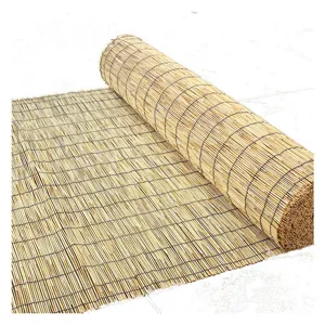 Rotolo di tenda in canna tessuta naturale e display piatto per la decorazione del giardino