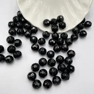 Perles de football facettées en acrylique noir pour bracelets DIY et accessoires de bijoux.