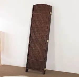Dettaglio di paravento pieghevole in corda di carta marrone scuro con cerniere metalliche.