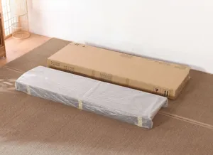 Vista dettagliata del cartone di imballaggio del paravento e protezione con pluriball sicuro.