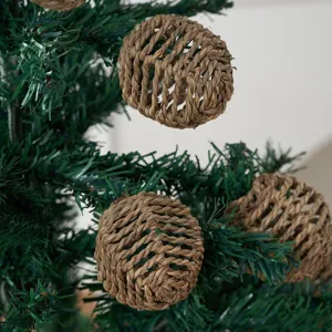 Detail de boule tresses en paille faite main, ideal pour deco de sapin de Noel et guirlandes DIY.