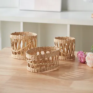 Dettaglio della copertura del vaso in paglia intrecciata a mano, custodia rustica naturale.
