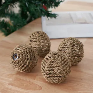 Gros plan de boules en paille tressée à la main avec texture naturelle marron pour bricolage.