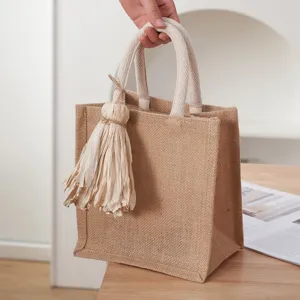 Nahaufnahme der handgefertigten Jute-Tragetasche mit dicken Griffen und Bastquaste.