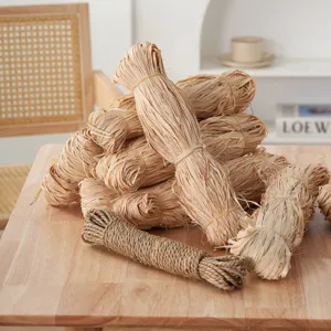 Fasci di rafia naturale e corda di canapa, perfetti per lavori fai da te e decorazioni.