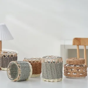 Nahaufnahme von handgefertigten Rattan Gläsern und Vorratsdosen mit natürlicher Optik.