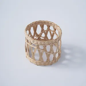 Coprivaso in paglia intrecciata a mano, design traforato, decorazione rustica naturale per casa.