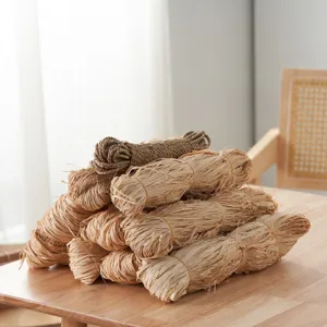 Fasci naturali di rafia e corda di canapa fatti a mano per progetti fai da te e decorazioni.