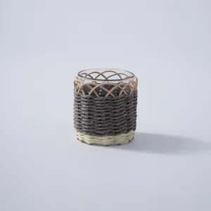 Handgemachter geflochtener Rattanhuelle Glasbecher Detail mit feiner Strohtextur und Glas.