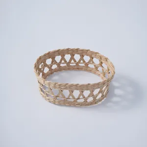 Dettaglio manica per vaso in paglia naturale intrecciata, trama in fibra vegetale.