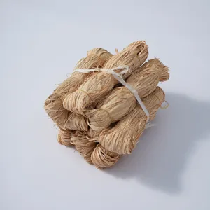 Fascio di rafia naturale intrecciata per artigianato fai da te e bellissima decorazione.