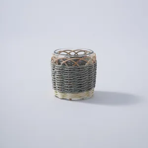 Handgefertigtes gewebtes Glas mit natürlichem Rattanhalter für Heimdekoration und Alltag.