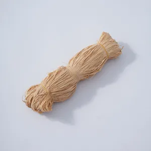Fascio di rafia naturale per artigianato DIY fatto a mano, tessitura e decorazione.