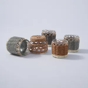 Handgemachte geflochtene Rattan-Glaskrug Detailansicht, Vintage Strohbecher Präsentation.