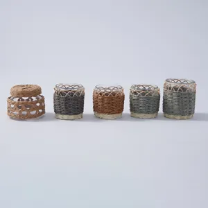 Handgefertigtes gewebtes Glasbecher- und Glasdetail mit feinen Stroh- und Rattandetails.