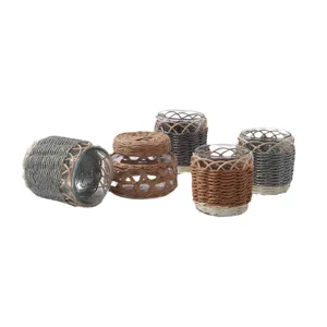 Handgemachte geflochtene Rattan-Glaskonvolute und Vorratsglas mit Deckel, Retro-Tischdeko.
