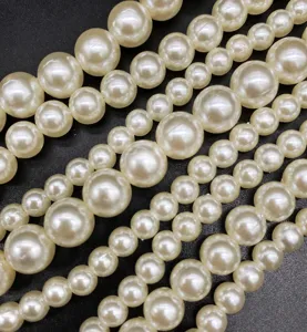 Primo piano dettagliato di fili di perle di imitazione ABS bianche, accessori per gioielli.