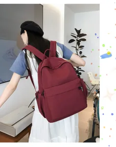 Detailansicht des leichten japanischen Burgunder-Stoffrucksacks mit grossem Stauraum.