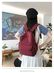 Detailansicht des geräumigen bordeauxroten Rucksacks mit bequemen, gepolsterten Schultergurten.