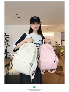 Detailansicht des minimalistischen Canvas-Rucksacks mit Fronttasche und großem Volumen.