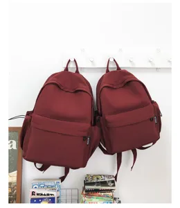 Minimalistischer japanischer Rucksack mit grosser Kapazität in Weinrot für die Reise.