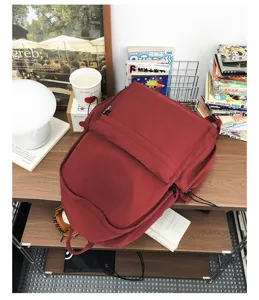 Lässiger roter Rucksack für den täglichen Gebrauch, minimalistisch mit viel Stauraum.