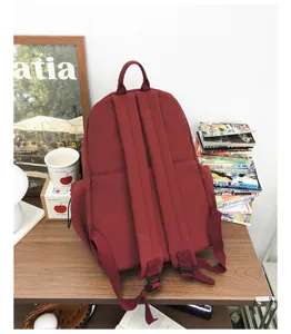 Japanischer minimalistischer roter Rucksack für den täglichen Freizeit- und Studentenalltag.