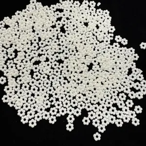 Perles de fleurs en perles blanches breloques DIY pour bracelets et bijoux de chaînes.