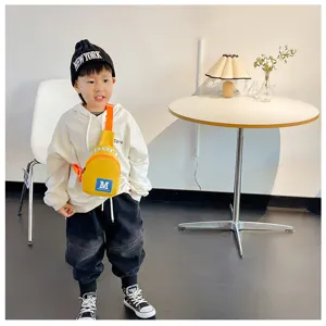 Kinderen contrast kleur borsttas stijlvolle lichtgewicht crossbody tas detailweergave.
