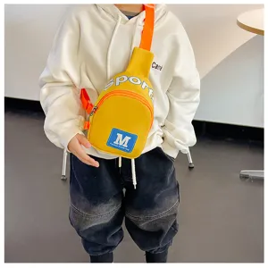 Kinderen gele borsttas detailweergave, oranje riem met letterprint voor dagelijks gebruik.