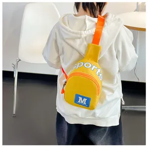 Gedetailleerd overzicht van gele kinderborsttas met sportopdruk en blauwe M patch.