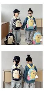 Detailansicht des bunten Kinderrucksacks mit vielen Fächern und niedlichem Anhänger.