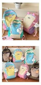 Detailansicht des bunten Dopamin Schulrucksacks mit niedlichem Plüschanhänger und Taschen.