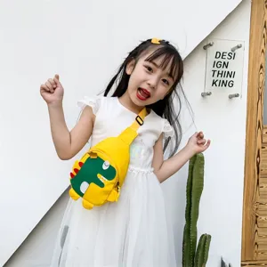 Dettaglio della borsa toracica per bambini con simpatica stampa di dinosauro.
