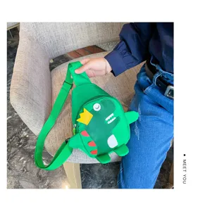 Vue détaillée du sac de poitrine mignon pour enfants vert dinosaure avec des pics ludiques.