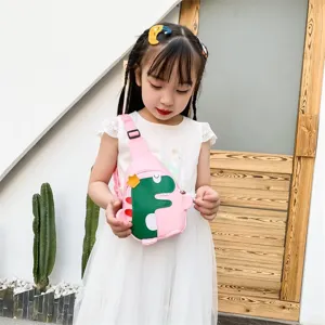 Vista dettagliata della borsa a tracolla per bambini con dinosauro, ideale per il tempo libero.