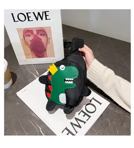 Sac bandoulière noir pour enfants avec joli patch dinosaure vert pour voyages en plein air.