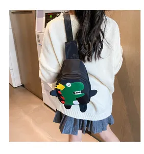 Détail sac à poitrine bandoulière dinosaure pour enfants, sac à dos mignon pour garçons filles.