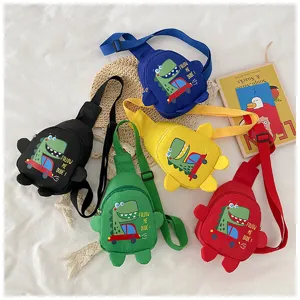 Gedetailleerd overzicht van schattige dinosaurus kinder borsttas, kleurrijke casual tas.
