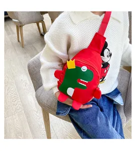 Vue détaillée du sac bandoulière dinosaure rouge pour enfants porté, design mignon.