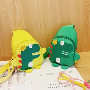 Dettaglio della simpatica borsa a tracolla per bambini a forma di dinosauro giallo e verde.
