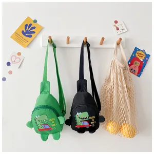 Detail van schattige dinosaurus kinderborsttas, crossbody canvas tas met leuke cartoon print.