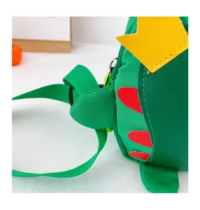 Détail rapproché d'un sac de poitrine enfant dinosaure vert mignon avec sangle réglable.
