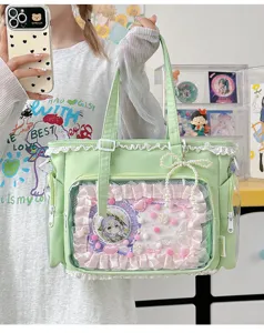 Vista detallada del bolso ita verde con ventana transparente y borde de encaje dulce.