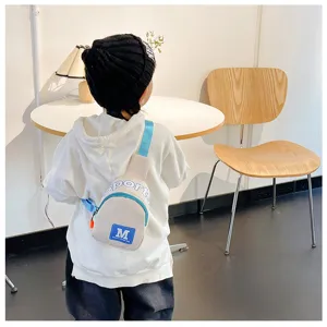 Gedetailleerd overzicht van de kinderborsttas, stijlvol color-block design met print.