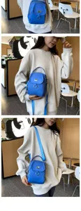 Vue détaillée du sac à bandoulière en tissu oxford bleu porté par le mannequin.