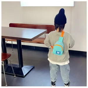 Kinderen kleurenblok borsttas met letterprint, lichtgewicht casual crossbody tas voor kids.