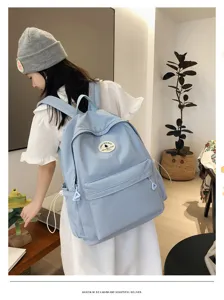 Elegante mochila a cuadros azules para mujeres y estudiantes, ideal para escuela y diario.