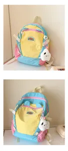 Bunter Kinder Rucksack mit Plüsch Anhänger, niedlicher Farbblock Schulrucksack für Freizeit.
